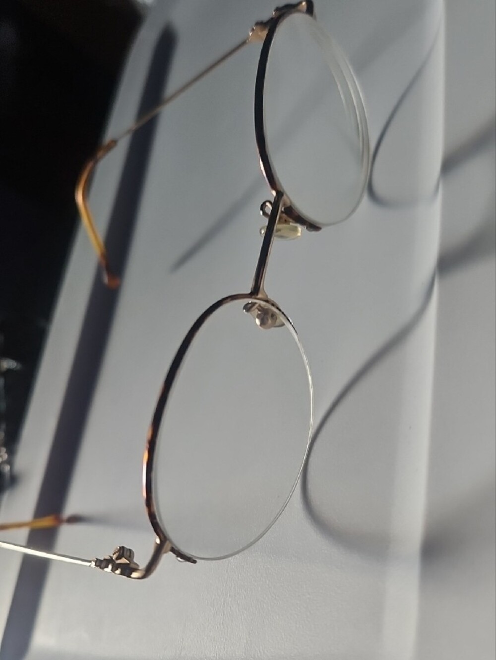 Gucci Round Rim in Gold and Black - Picture 3 of 3